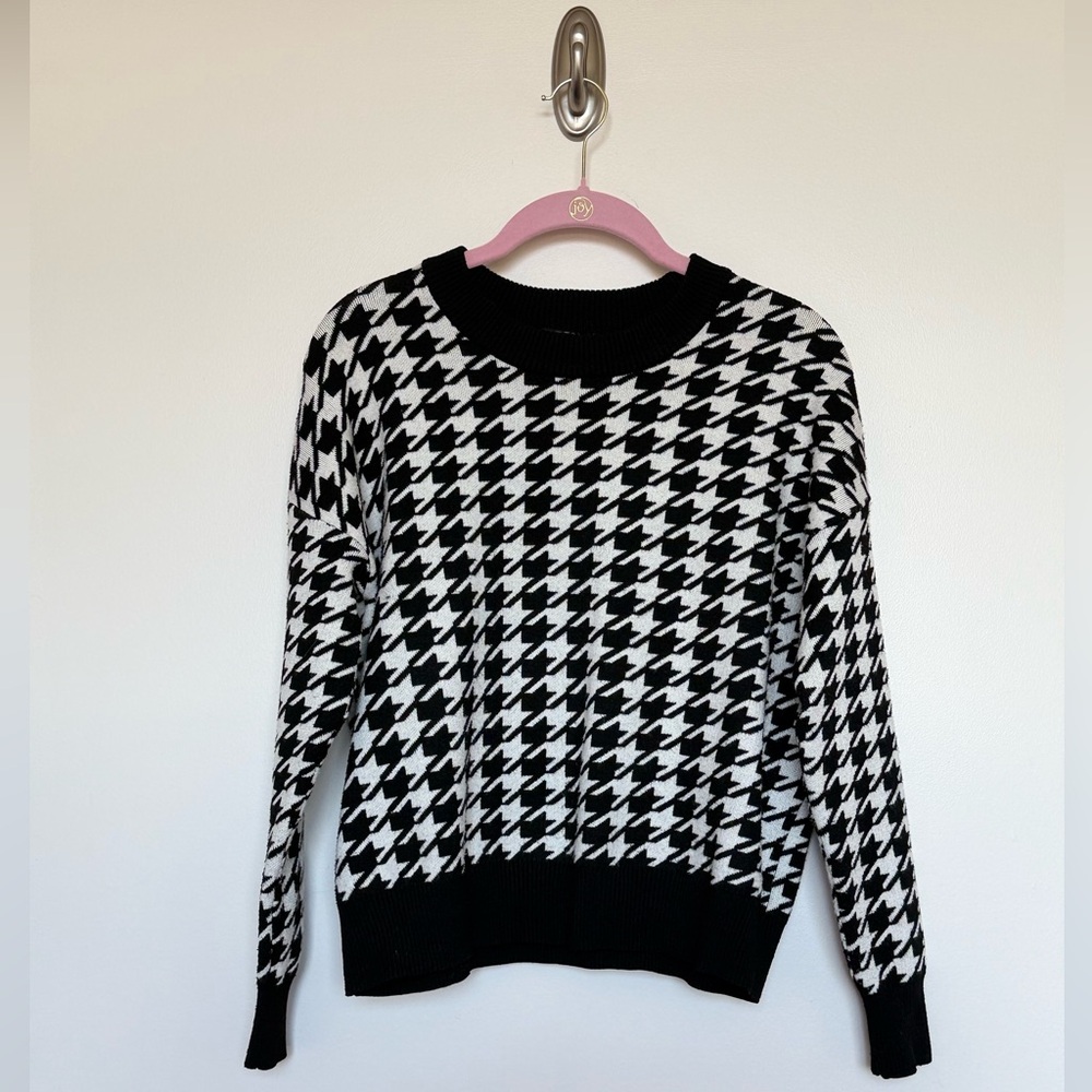 T Tahari Black and White Houndstooth Crew Neck Sweater